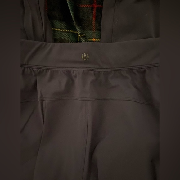 Size 8 lululemon track pants - Picture 2 of 2